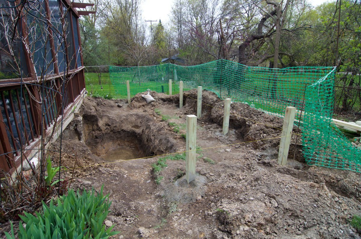 190504 - pond 2 build - foundation and posts 10.jpg